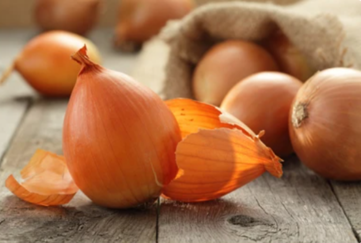 Vỏ hành tây thường bị bỏ đi, nhưng lại chứa nhiều hợp chất có lợi (Ảnh: Shutterstock)