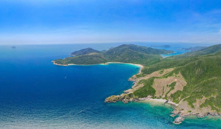 Cảnh quan thiên nhiên tuyệt mỹ và địa hình nguyên bản độc đáo của Bãi Tre từ trên cao.