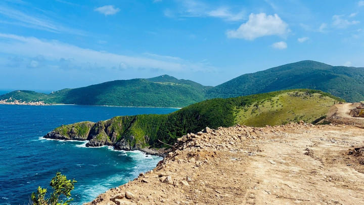 Tầm nhìn từ hố 15 – một trong những hố đặc trưng với địa hình Top Cliff, được tạo hình trên các vách đá cheo leo cùng hướng nhìn ngoạn mục ra vịnh biển Nha Trang.