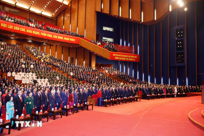 Các đồng chí lãnh đạo, nguyên lãnh đạo Đảng, Nhà nước và các đại biểu dự phiên khai mạc. (Ảnh: TTXVN)