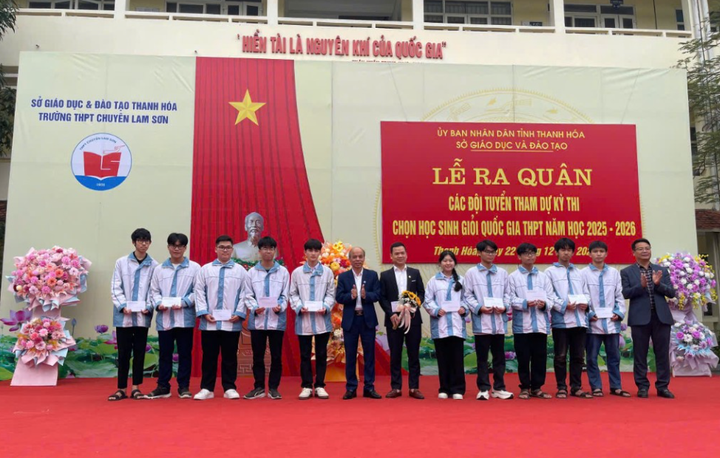 Lê Duy Khánh (thứ 4 từ trái qua) tại Lễ ra quân các đội tuyển tham dự Kỳ thi Học sinh giỏi quốc gia 2025 - 2026 tại trường THPT Chuyên Lam Sơn, Thanh Hoá.