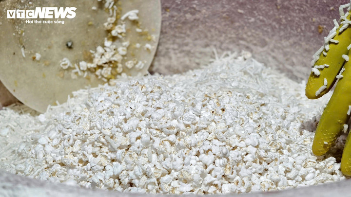 Bà Lượng cho biết bản thân bà đã gắn bó với nghề làm bánh nổ ngót nghét 2 thập kỷ. "Đây là nghề gia truyền được ông bà truyền lại. Tất cả các công đoạn đều làm thủ công, không dùng phụ gia hay hóa chất. Nguyên liệu chỉ có nếp, đường trắng và gừng. Nhờ giữ đúng hương vị xưa nên bánh ngày càng được ưa chuộng, lượng tiêu thụ Tết năm nào cũng tăng" - bà Lượng nói.