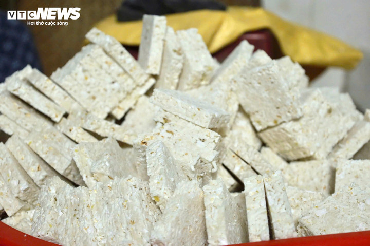 Theo các hộ làm nghề, bánh nổ có giá bán khá bình dân, dao động từ 40.000 – 100.000 đồng/kg tùy loại.