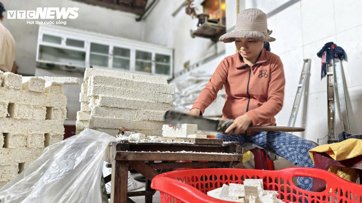 Bánh nổ là một món bánh truyền thống đặc trưng của Quảng Ngãi. Đây là món không thể thiếu trong những mâm cúng, bàn thờ tổ tiên vào dịp Tết Nguyên đán. Với người xứ Quảng, bánh nổ không chỉ đơn thuần là món ăn, mà còn là ký ức văn hoá được truyền từ đời này sang đời khác.