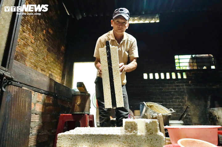 Hiện toàn tỉnh Quảng Ngãi có hơn chục hộ còn bám trụ với nghề bánh nổ truyền thống. Vào mùa Tết, bánh nổ Điền Trang lại “đắt như tôm tươi".