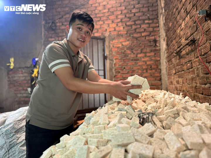 Do nhu cầu tăng cao vào dịp Tết, nhiều hộ làm bánh phải tăng công suất gấp ba đến bốn lần so với ngày thường. Điều này đòi hỏi không chỉ sức lực mà còn sự tỉ mỉ, kiên nhẫn trong mỗi công đoạn, từ chọn nếp, rang nếp, trộn đường và gừng, đến đóng khuôn, nện bánh, sấy, đóng gói.