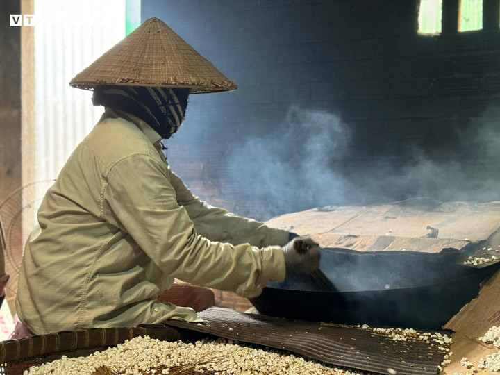 Tự bao đời qua, ở làng Điền Trang, xã Tư Nghĩa, tỉnh Quảng Ngãi, không khí Tết không chỉ thể hiện qua ngập tràn sắc hoa mà còn hiện hữu rõ nét ở những lò bánh nổ đỏ lửa suốt ngày đêm.