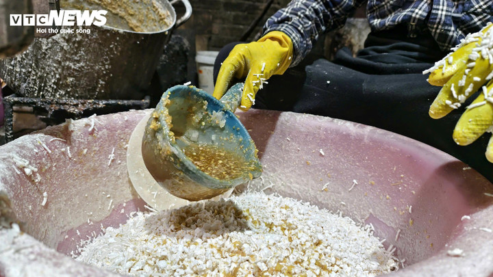 Quy trình làm bánh nổ đòi hỏi sự tỉ mỉ và sức lực. Nếp được rang nổ thành bỏng, sàng lọc kỹ, trộn với đường nấu keo và gừng xay nhuyễn. Hỗn hợp sau đó được đổ vào khuôn cao khoảng 40 – 45 cm, rồi dùng vồ gỗ nện đều tay để bánh chặt, không rỗng ruột. Khi bánh nguội, người thợ cắt thành từng lát vuông vức, đem sấy và đóng gói.