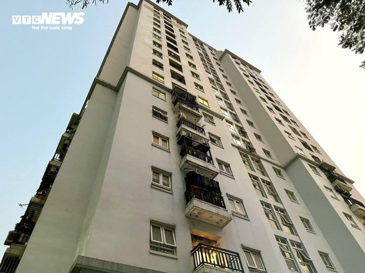 Nhiều chung cư cũ không thiết kế hệ thống sạc cho xe điện. (Ảnh: Mạnh Hùng)