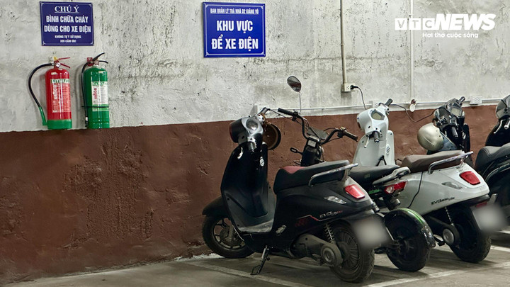 Một khu để và sạc xe điện của chung cư với bình chữa cháy được bố trí riêng. (Ảnh: Mạnh Hùng)