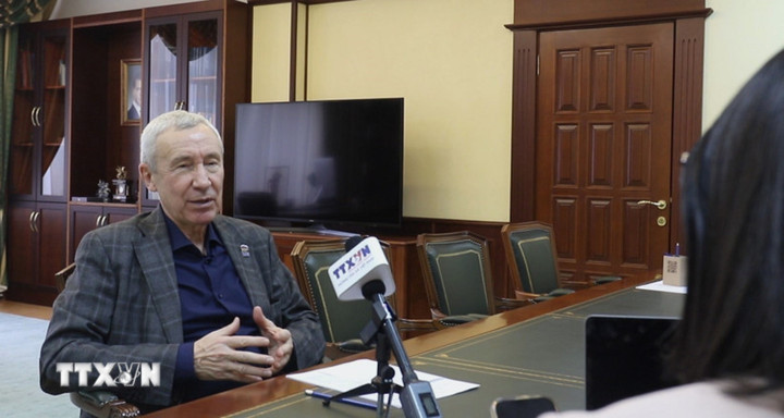 Ủy viên Đoàn Chủ tịch Hội đồng tối cao của Đảng “Nước Nga Thống nhất” (ER) Andrey Klimov trò chuyện, trao đổi với phóng viên TTXVN tại Nga. (Ảnh: Trần Hải/TTXVN)