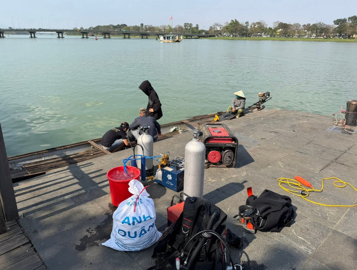 Trước đó lực lượng thuộc Đội SOS75 - Đội 0 đồng Huế sử dụng nhiều thiết bị, ngụp lặn nhiều giờ dưới sông Hương giúp người dân tìm lại số vàng đánh rơi. (Ảnh: Nhật Hoàng)