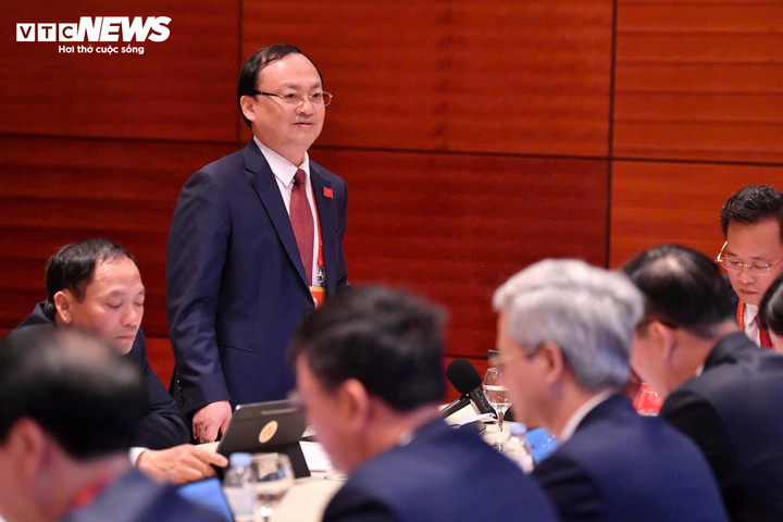 Uỷ viên Trung ương Đảng, Tổng Giám đốc Đài Tiếng nói Việt Nam Đỗ Tiến Sỹ phát biểu tại phiên thảo luận tại Đoàn. (Ảnh: Nhạc Dương)