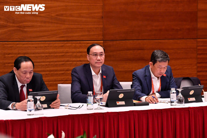 Các đại biểu thảo luận tại Đoàn. (Ảnh: Nhạc Dương)