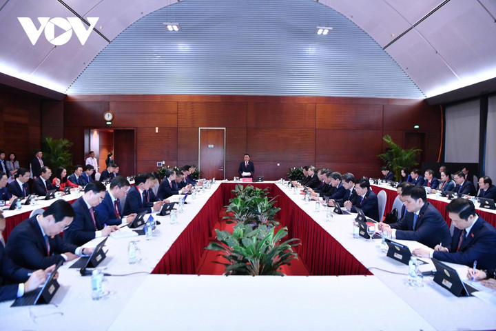 Các đại biểu làm việc tại tổ để thảo luận các văn kiện Đại hội XIV của Đảng.