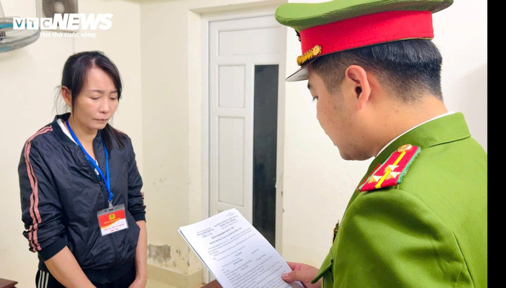 Cán bộ Phòng Cảnh sát Kinh tế Công an TP Huế thi hành quyết định khởi tố với Hà Thị Tú Oanh