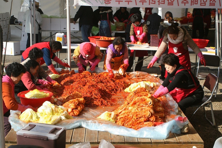 Tại Hàn Quốc, làm kim chi là một hoạt động văn hóa cộng đồng lâu năm. (Ảnh: INF)