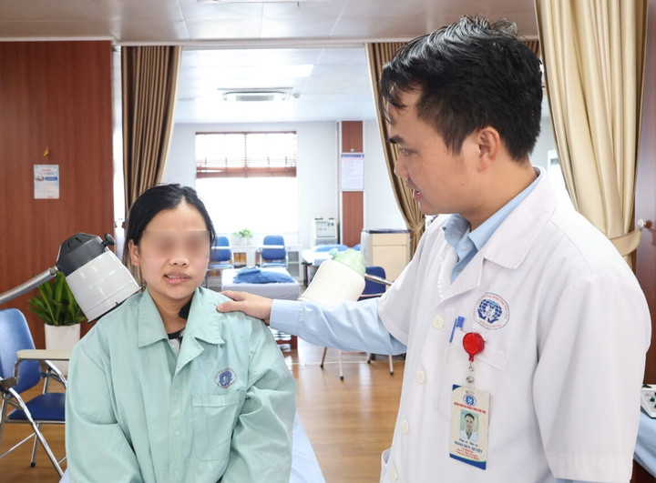 ThS. BS Phan Huy Quyết - Trưởng khoa Y Dược cổ truyền - thăm khám cho người bệnh Q.