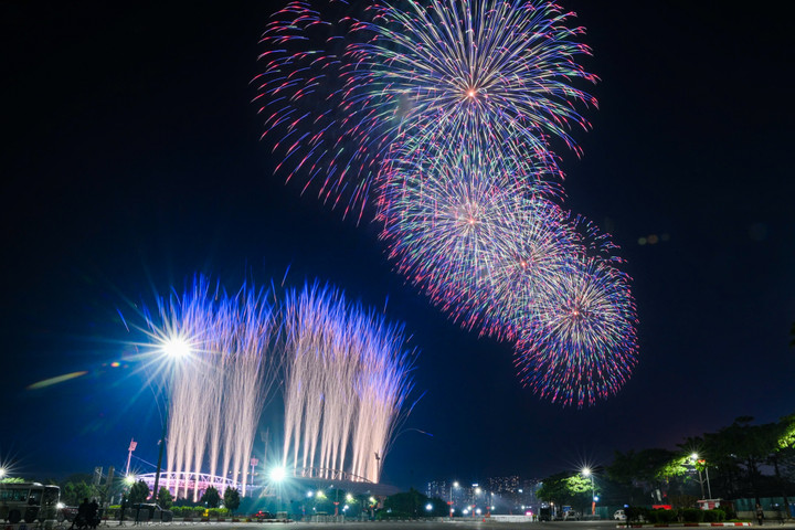 Người dân choáng ngợp trước màn sơ duyệt pháo hoa nghệ thuật tại Mỹ Đình - 2