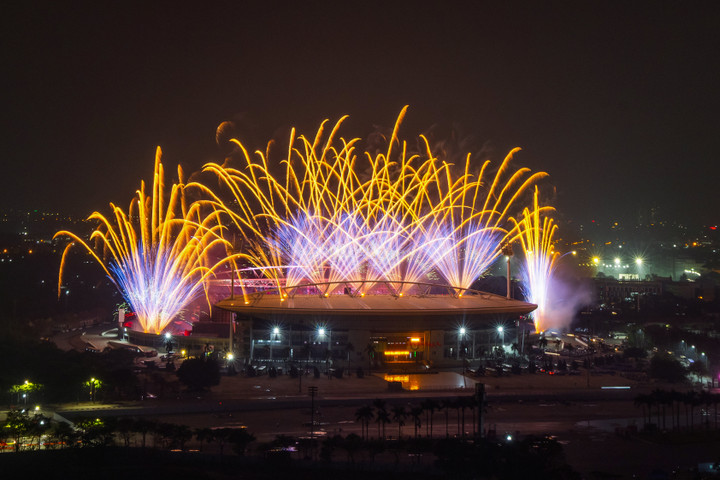 Người dân choáng ngợp trước màn sơ duyệt pháo hoa nghệ thuật tại Mỹ Đình - 4