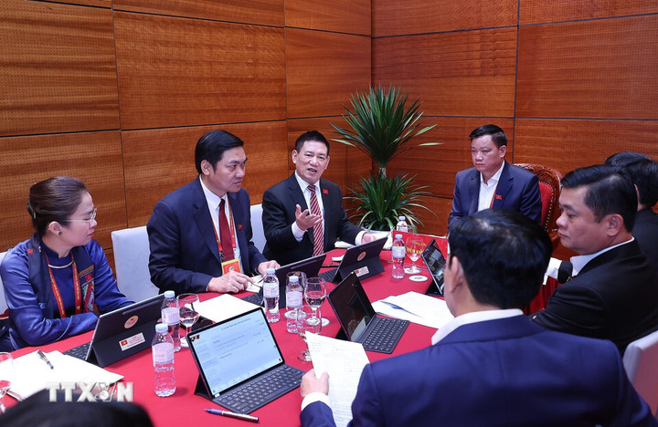 Phó Thủ tướng Hồ Đức Phớc và Đoàn đại biểu Đảng bộ tỉnh Nghệ An thảo luận tại Đoàn. (Ảnh: TTXVN)