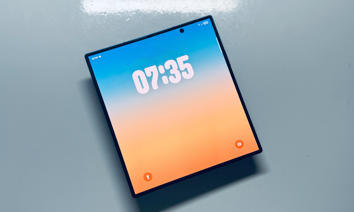 Samsung đang phát triển công nghệ màn hình mới giúp loại bỏ nếp gấp, mang lại trải nghiệm gập mở tự nhiên hơn. (Nguồn: Digital Trends)