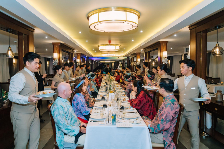 Nhiều trải nghiệm văn hóa trong bữa tối sang trọng tại du thuyền Paradise Legacy.