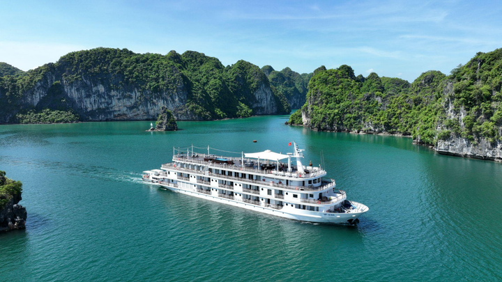 Bên cạnh Hạ Long, gia đình thăm quan vịnh Lan Hạ (Cát Bà) với Paradise Grand.