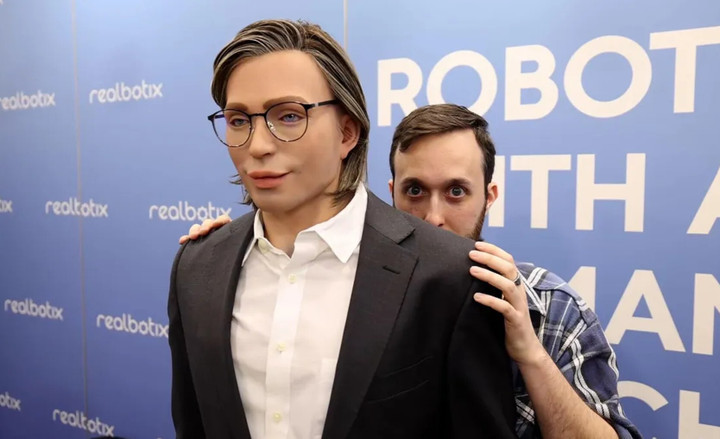 Robot nam mới của công ty Realbotix có tên là David tại sự kiện CES 2026. (Ảnh: Cnet)