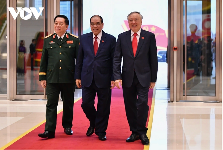 Nguyên Tổng Bí thư Nông Đức Mạnh, Phó Thủ tướng Thường trực Chính phủ Nguyễn Hòa Bình và Đại tướng Nguyễn Trọng Nghĩa, Chủ nhiệm Tổng cục Chính trị Quân đội nhân dân Việt Nam tới dự Đại hội.