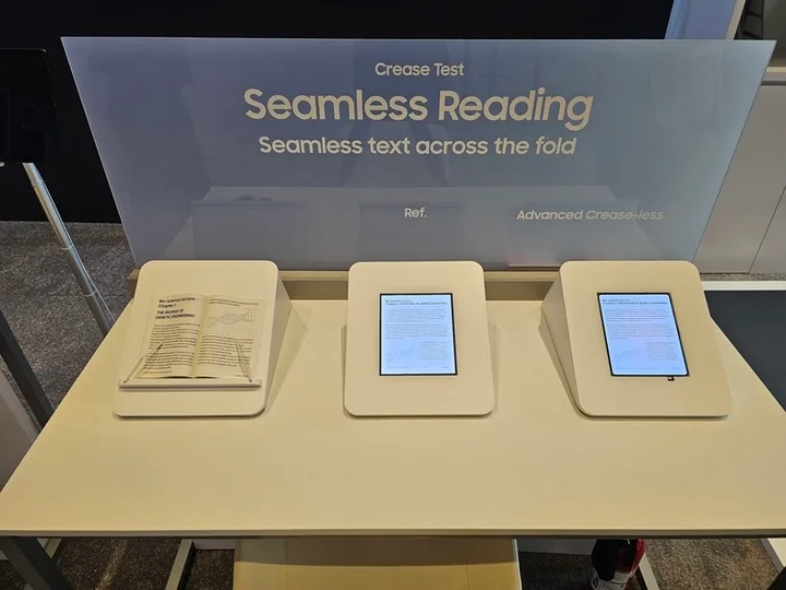 So sánh độ nếp gấp: Màn hình gập thế hệ mới của Samsung (giữa) mượt hơn rõ rệt so với Galaxy Z Fold 7 (phải). (Nguồn: DealSite)