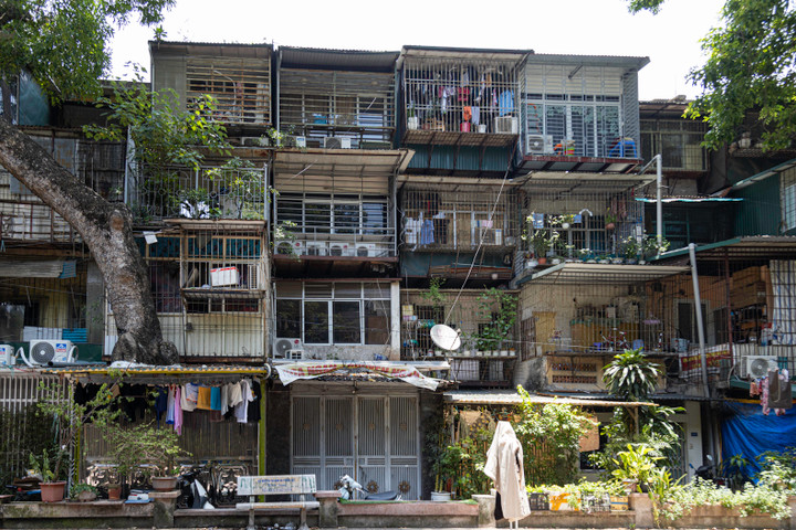 Nhiều nhà tập thể cũ có giá rao bán lên đến hàng trăm triệu đồng/m². (Ảnh: Minh Đức).