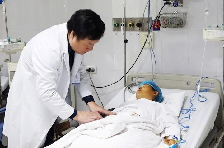 Người phụ nữ được đưa về khoa Hồi sức cấp cứu, tiếp tục điều trị và theo dõi sát.