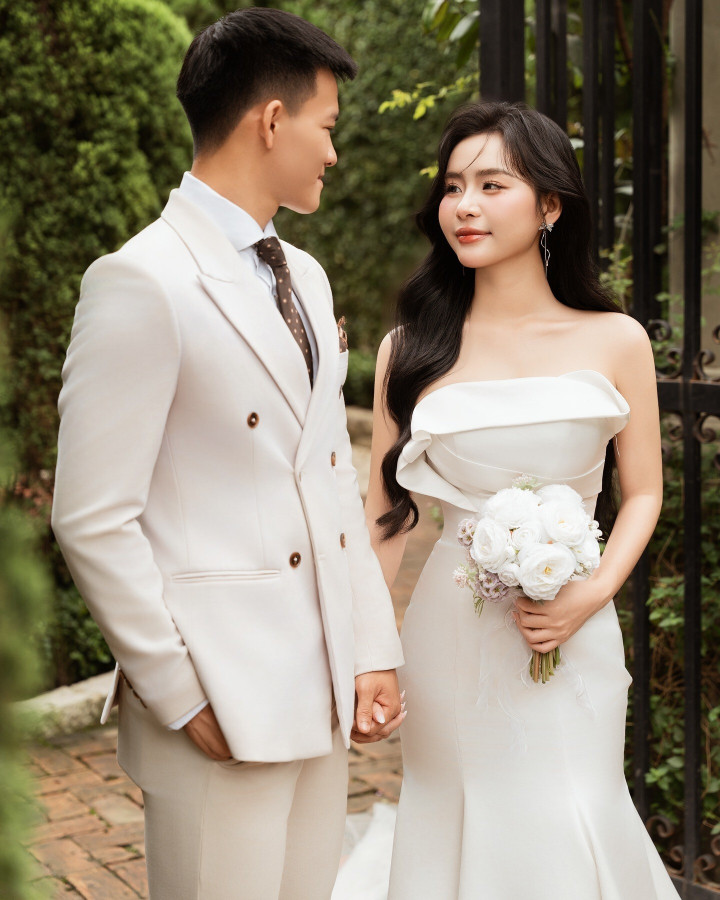 Ngọc Lan sinh năm 2004, cùng quê Tây Ninh với Thanh Nhàn. Cô sở hữu vẻ ngoài xinh xắn, gương mặt ưa nhìn và phong cách nhẹ nhàng. Trên mạng xã hội, Ngọc Lan được nhiều người chú ý bởi hình ảnh chỉn chu, giản dị nhưng vẫn toát lên nét trẻ trung, hiện đại.