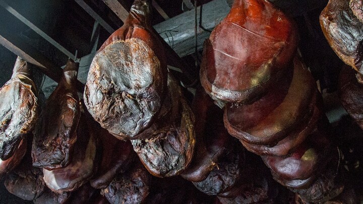 Hun khói không chỉ để bảo quản đồ ăn mà còn được nâng tầm thành nghệ thuật chế biến. (Ảnh: EHL)