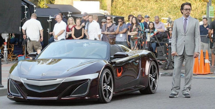 Diễn viên Robert Downey Jr. lái chiếc Acura NSX Roadster trong phim "The Avengers".