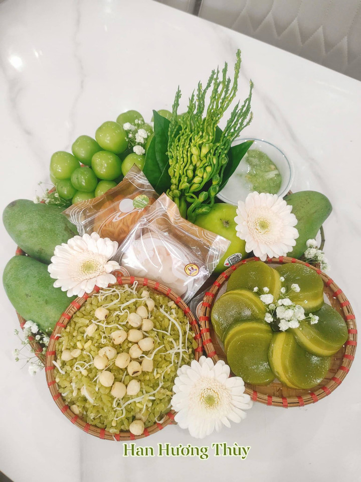 Mâm lễ mùng 1 tháng 9 có xôi cốm, bánh xu xê, chè cốm, bánh nướng bánh dẻo cũng là nhân cốm xào.