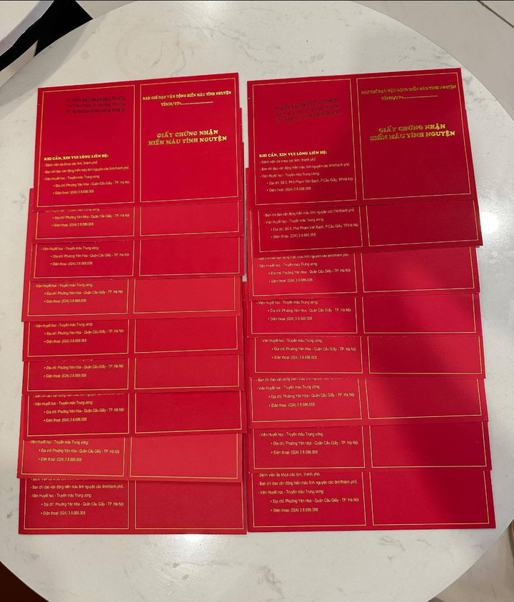 Những giấy chứng nhận hiến máu của hai vợ chồng. (Ảnh: NVCC)