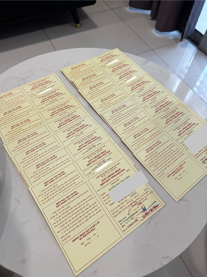 Những tờ giấy chứng nhận hiến máu của họ giúp lan tỏa tinh thần cho đi. (Ảnh: NVCC)