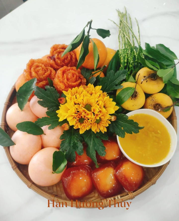 Mâm lễ rằm tháng 6 nhuận với bánh và xôi tạo màu từ gấc tươi.