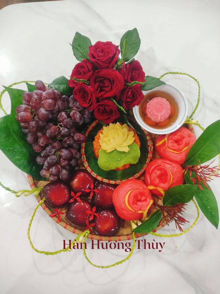 Mâm lễ rằm tháng 6 với màu đỏ của củ dền, bánh bao dùng màu thực phẩm.