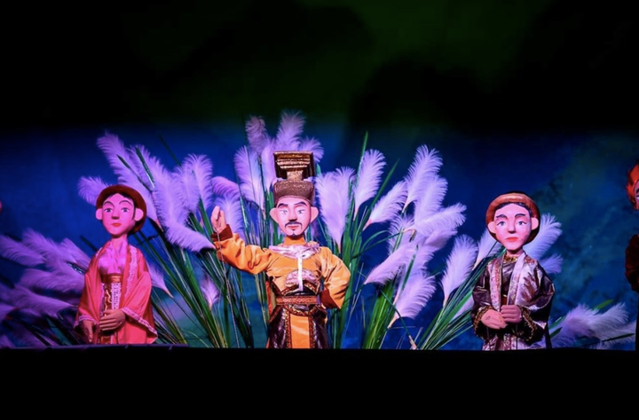 Một cảnh trong vở múa rối "Hoàng đế cờ lau" do NSND Nguyễn Hoàng Tuấn làm đạo diễn giành Huy chương vàng Liên hoan Sân khấu Hà Nội mở rộng năm 2024.