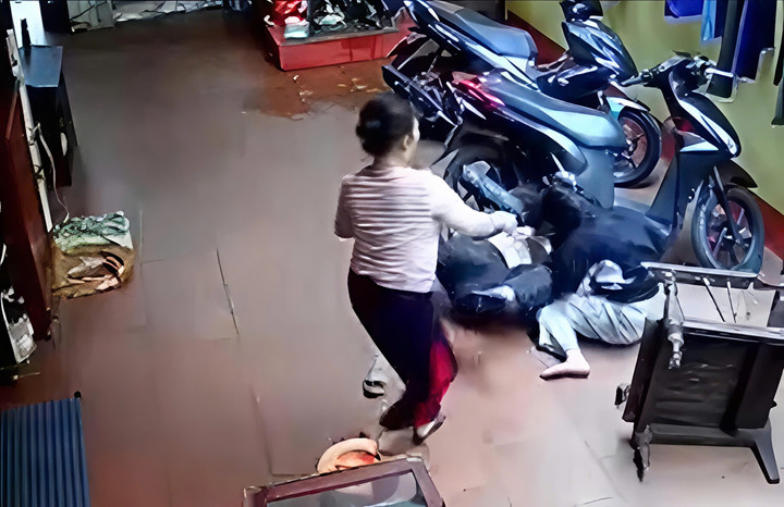 Hai con gái bà H bị 2 mẹ con hành hung. (Ảnh: Cắt từ clip)