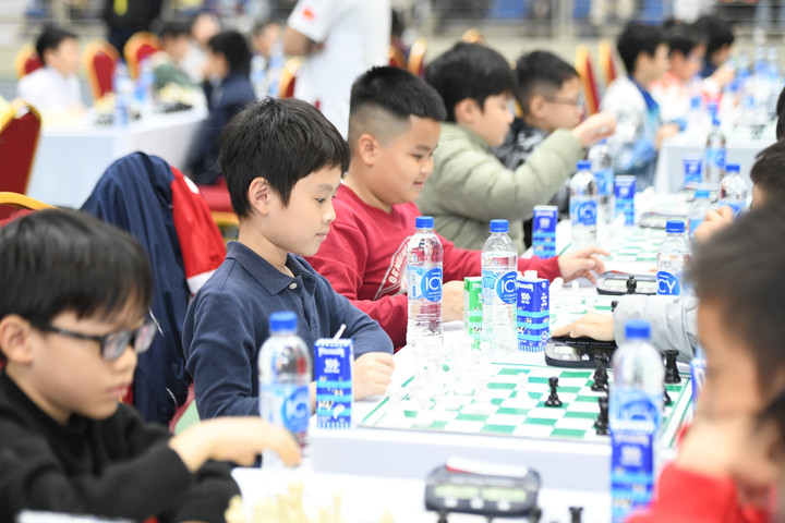 Môn cờ vua đang phát triển mạnh tại các địa phương nhờ khả năng rèn luyện tư duy, sự tập trung và bản lĩnh cho trẻ nhỏ từ sớm. (Ảnh: TNTP&NĐ)