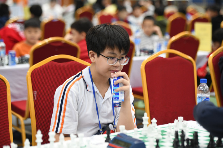 Các kỳ thủ nhí tranh thủ nạp năng lượng giữa giờ thi đấu. (Ảnh: TNTP&NĐ)