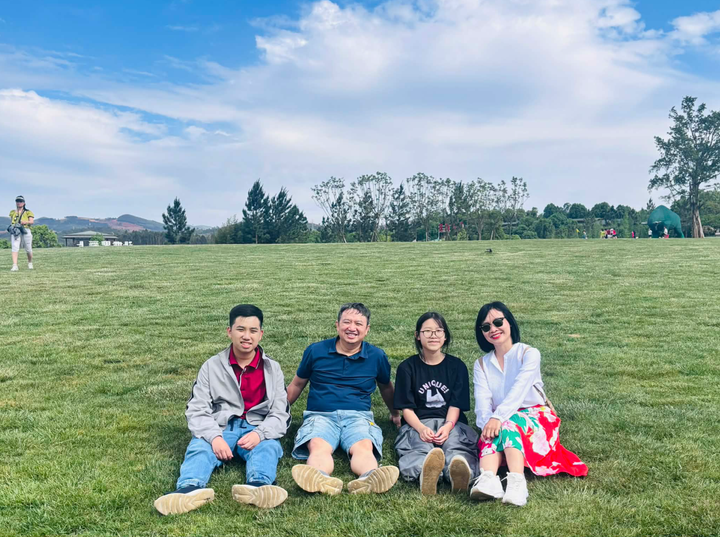 Nhật Nam (trái) giành thời gian thư giãn bên gia đình sau những giờ học tập căng thẳng.