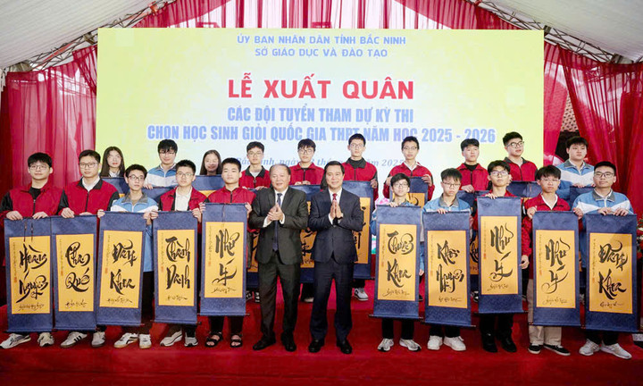 Ông Lê Xuân Lợi, Phó Chủ tịch UBND tỉnh Bắc Ninh và ông Tạ Việt Hùng, Giám đốc Sở GD&ĐT tặng quà động viên các thí sinh.