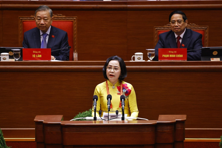 Bà Nguyễn Thị Thanh, Ủy viên Trung ương Đảng, Ủy viên Ban Thường vụ Đảng ủy Quốc hội, Phó Chủ tịch Quốc hội, tham luận về vấn đề “Nâng cao tính Đảng, tính Nhân dân trong hoạt động của Quốc hội đáp ứng yêu cầu hoàn thiện thể chế phát triển đất nước trong kỷ nguyên mới”. (Ảnh: TTXVN)