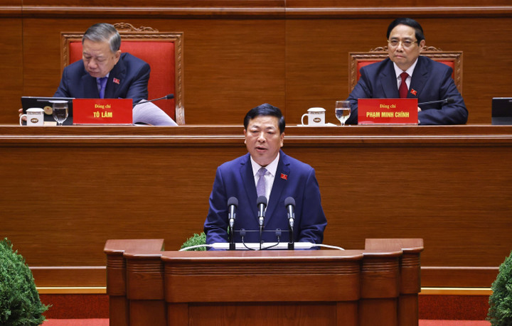 Ông Trần Hồng Minh, Ủy viên Trung ương Đảng, Bí thư Đảng ủy, Bộ trưởng Bộ Xây dựng, tham luận về vấn đề “Đột phá mạnh mẽ phát triển kết cấu hạ tầng trong kỷ nguyên mới”. (Ảnh: TTXVN)