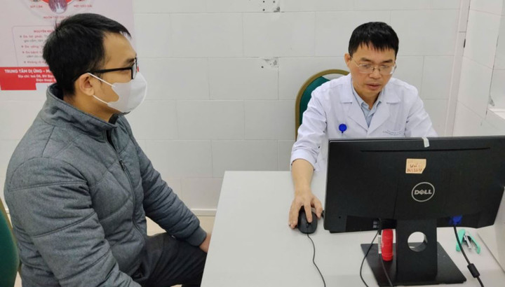 TS.BS Nguyễn Hữu Trường, Phó Giám đốc Trung tâm Dị ứng - Miễn dịch lâm sàng, Bệnh viện Bạch Mai tư vấn cho bệnh nhân.